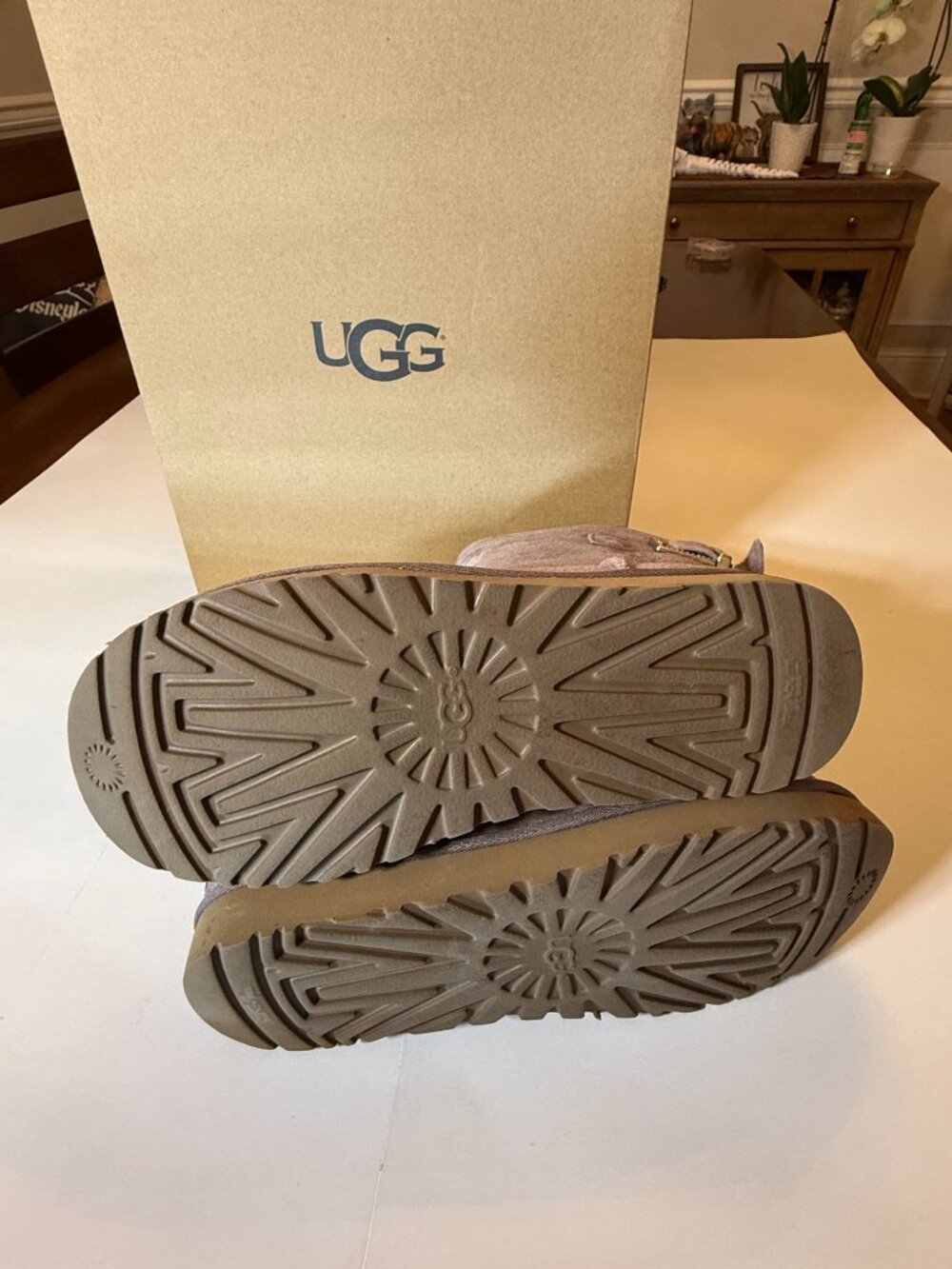 Ugg Lavender sparkling Buckle Fuzzy lined Boots Women's 9 Like New! - Picture 3 of 4